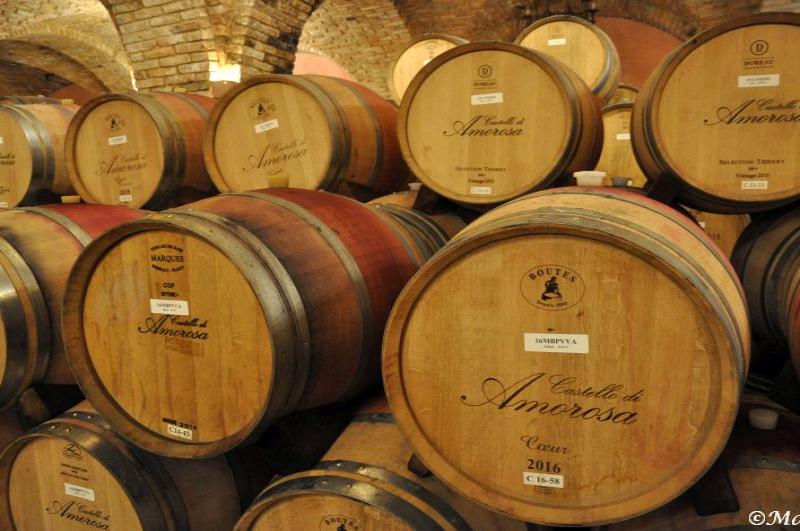 Castello Di Amorosa: бочки с вином 2016 года в подземном погребе